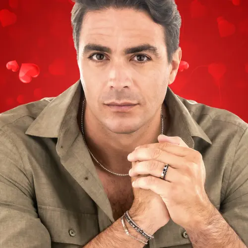 Bracciali, anelli, collane e gemelli da uomo della collezione Goldixa. Gioielli in oro, argento e materiali pregiati dal design moderno e maschile, perfetti per completare il look con stile ed eleganza. Ideale per chi desidera accessori raffinati e dettag